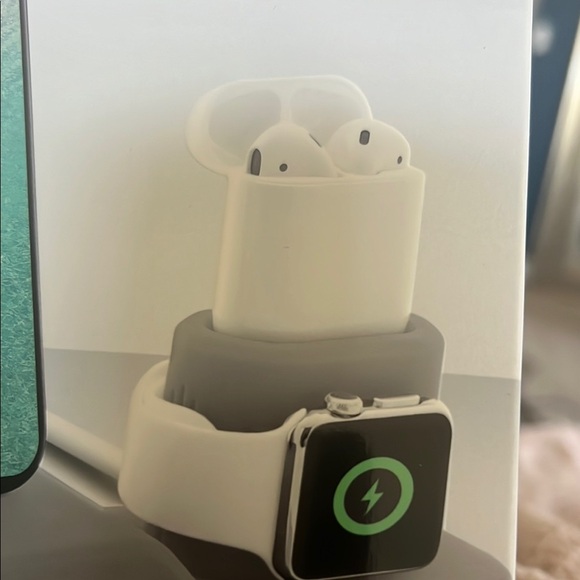 Gray 3-in-1 Charger for Apple Devices - Picture 3 of 4